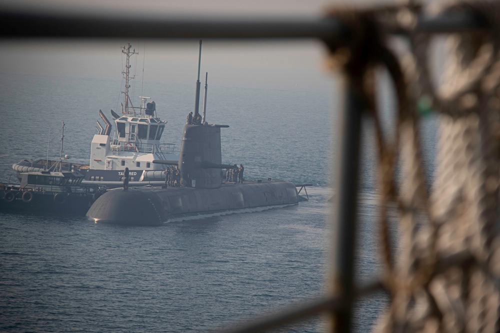 HMAS Farncomb Moors Alongside Frank Cable