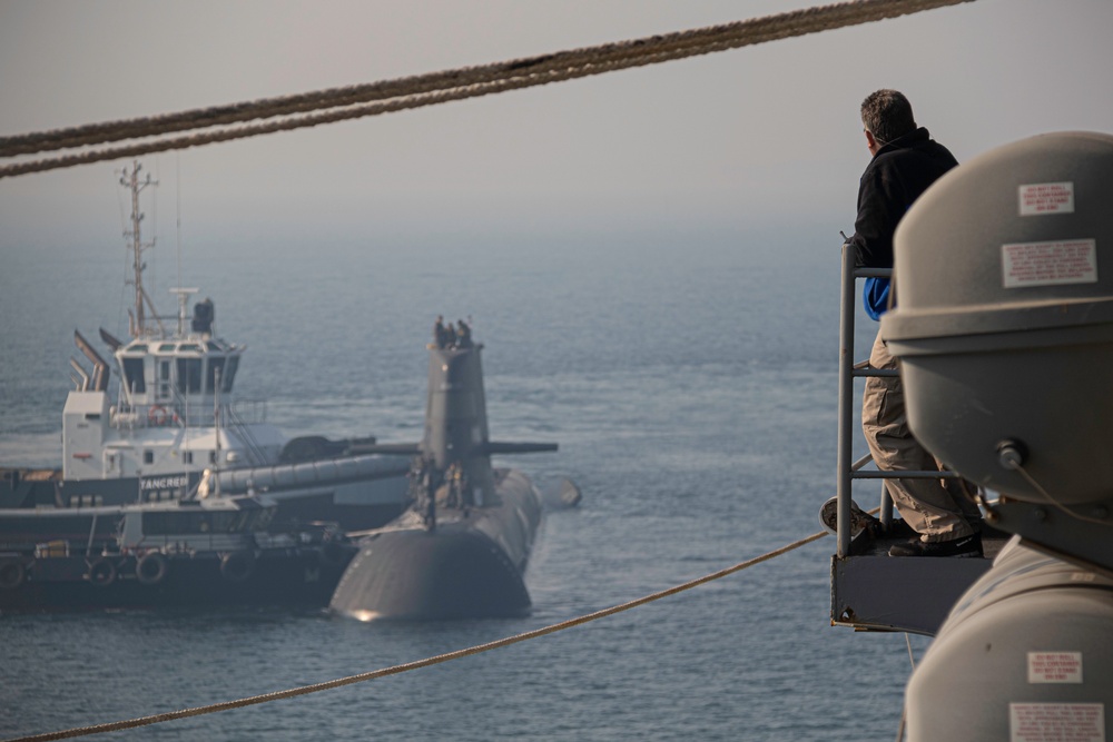 HMAS Farncomb Moors Alongside USS Frank Cable