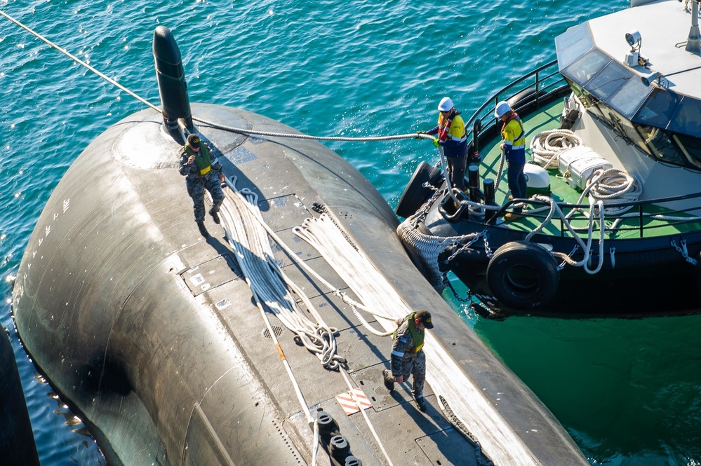 HMAS Farncomb Departs from Frank Cable