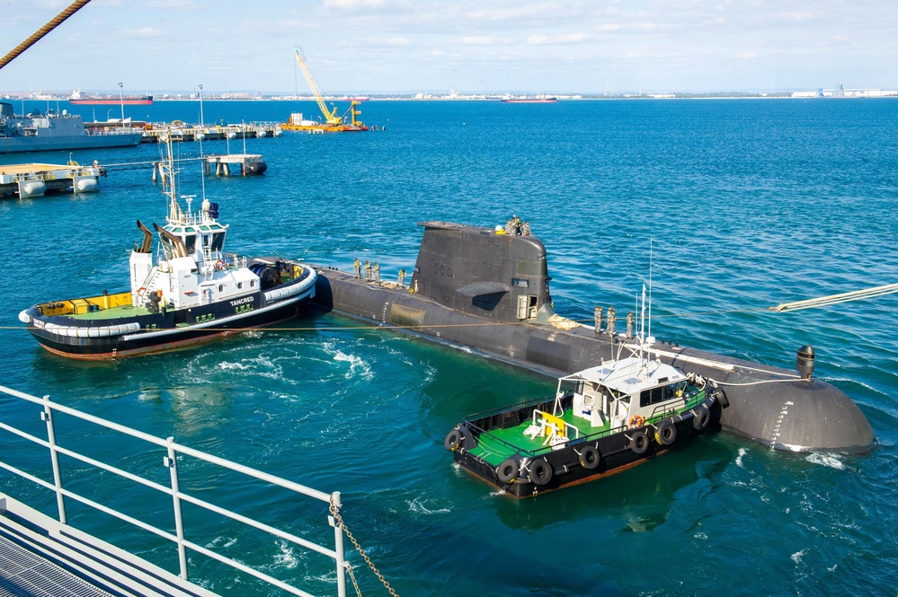 HMAS Farncomb Departs from Frank Cable