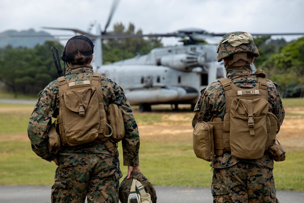 Marines with 3rd Transportation Battalion conduct Helicopter Support Team Training with M777 howitzer