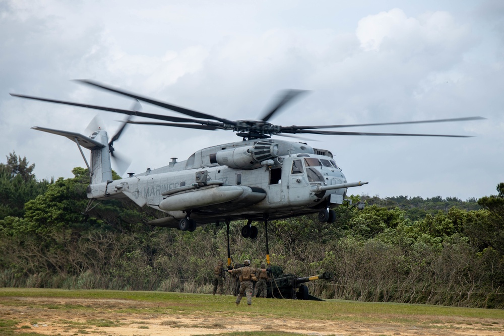Marines with 3rd Transportation Battalion conduct Helicopter Support Team Training with M777 howitzer