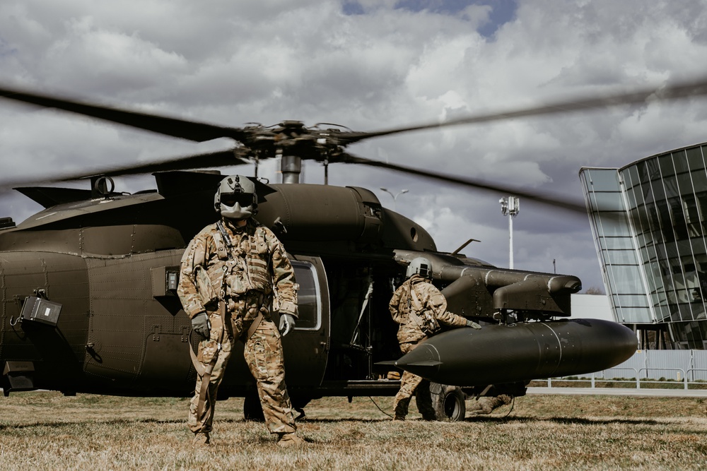 12 CAB brings Blackhawks and Chinooks to joint exercise