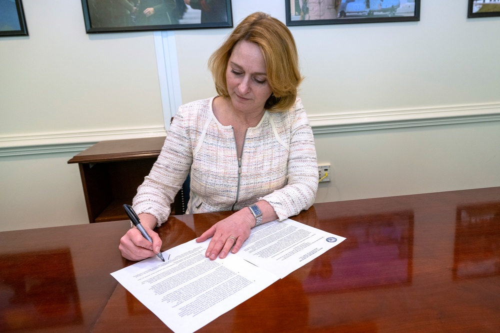 Deputy Defense Secretary Signs Energy Memorandum