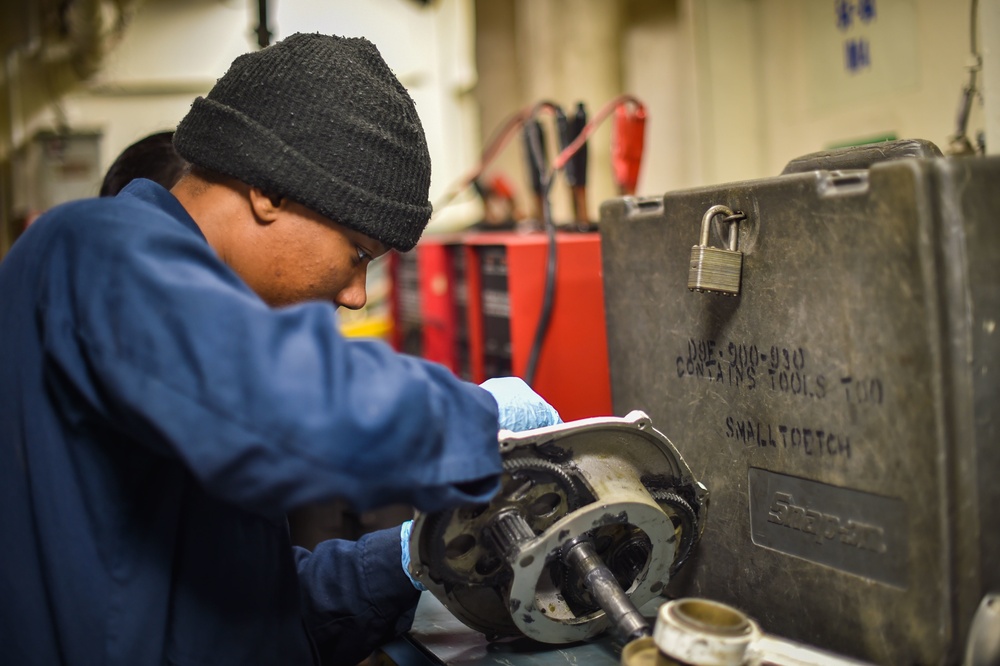 USS Carl Vinson (CVN 70) Sailors Perform Aircraft Maintenance in Pacific Ocean