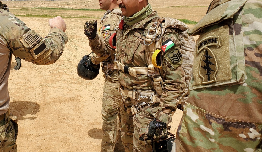 Royal Jordanian Armed Forces and US Special Forces Bond After a Combined Jump Exercise