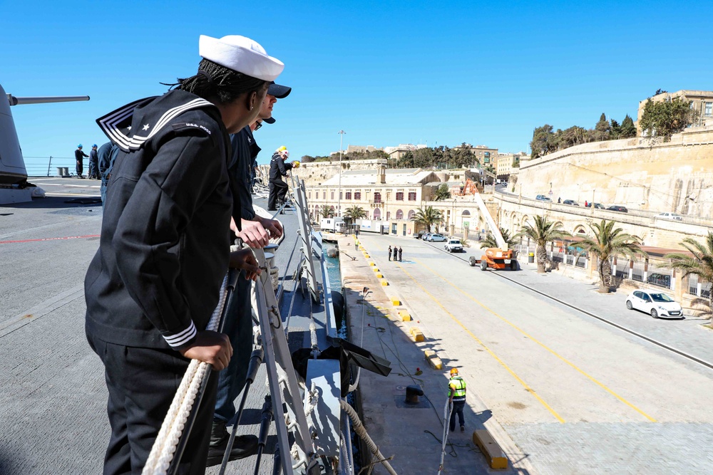 USS Ross enters port in Valletta, Malta