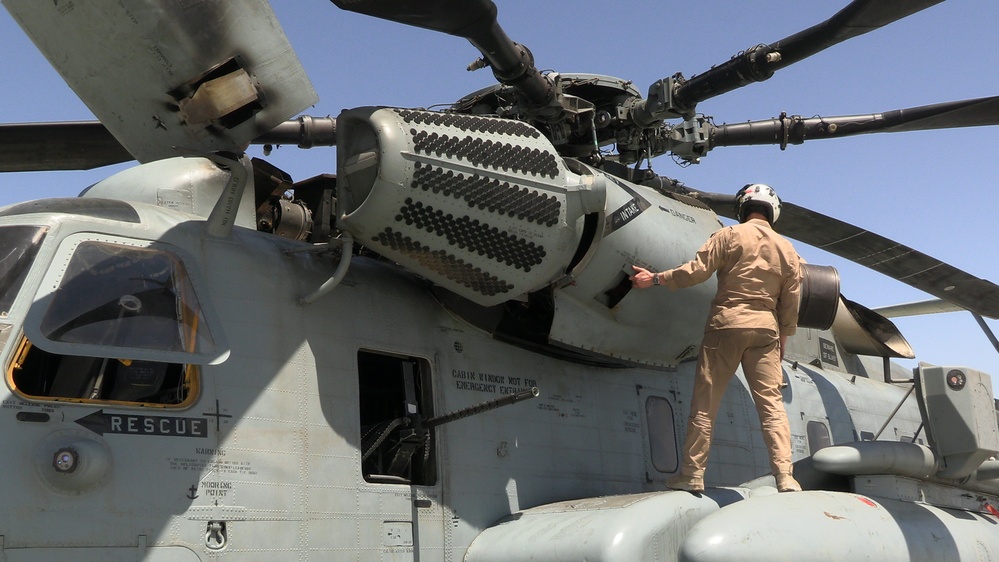 Marines with HMH-464 conduct ADGR during SLTE 3-22