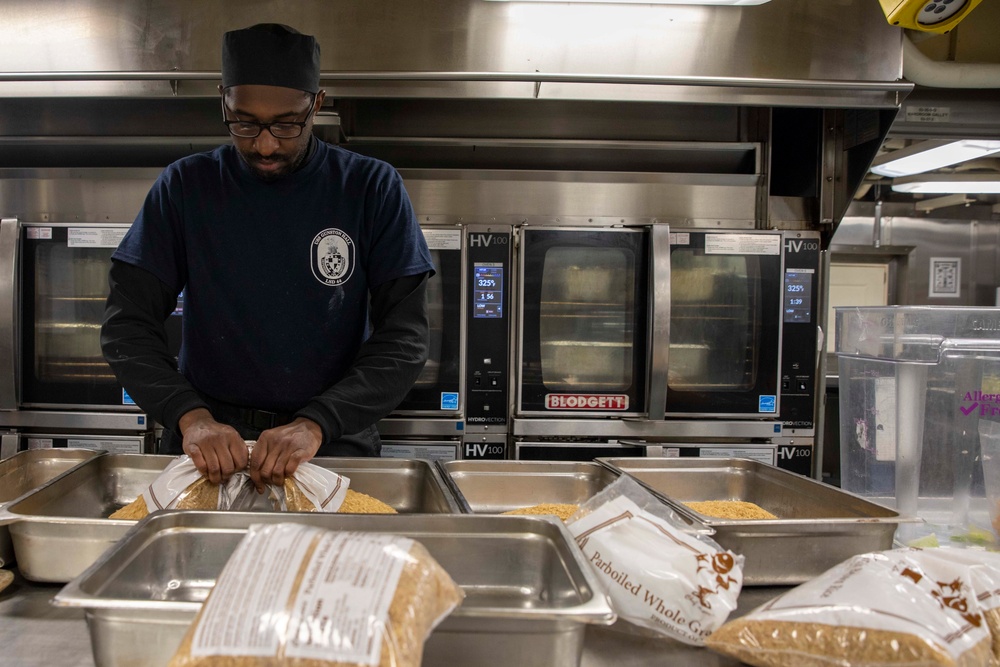 Gunston Hall: Culinary Specalists cook in the Galley