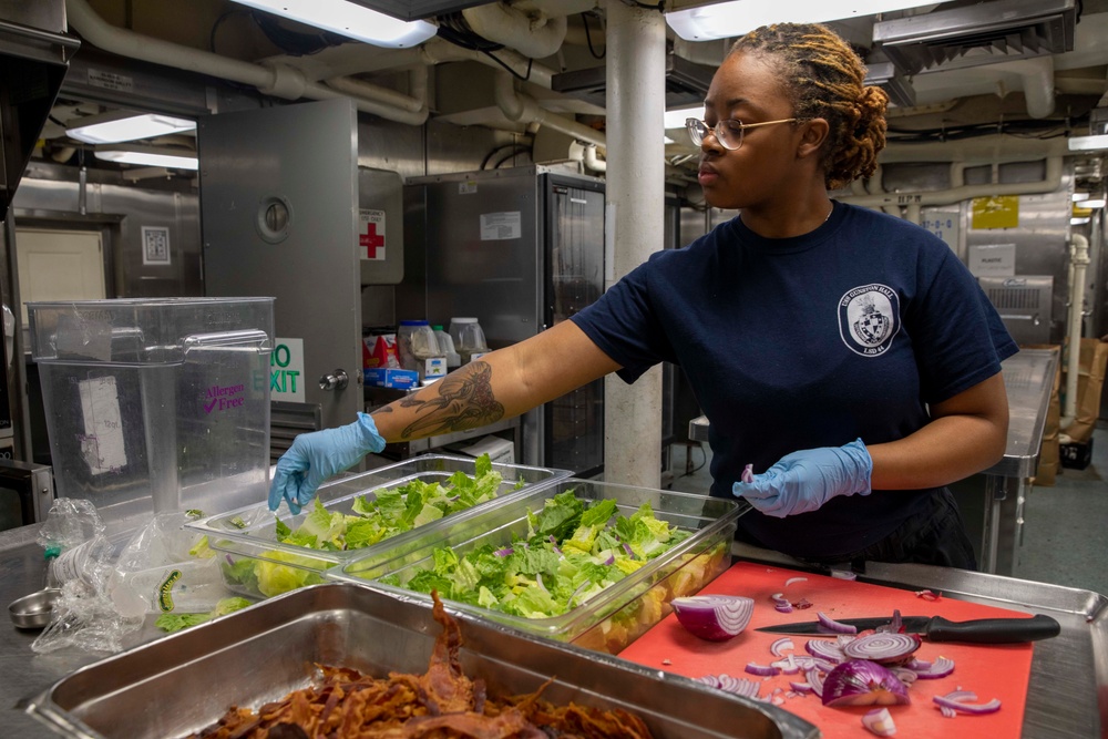 Gunston Hall: Culinary Specalists cook in the Galley