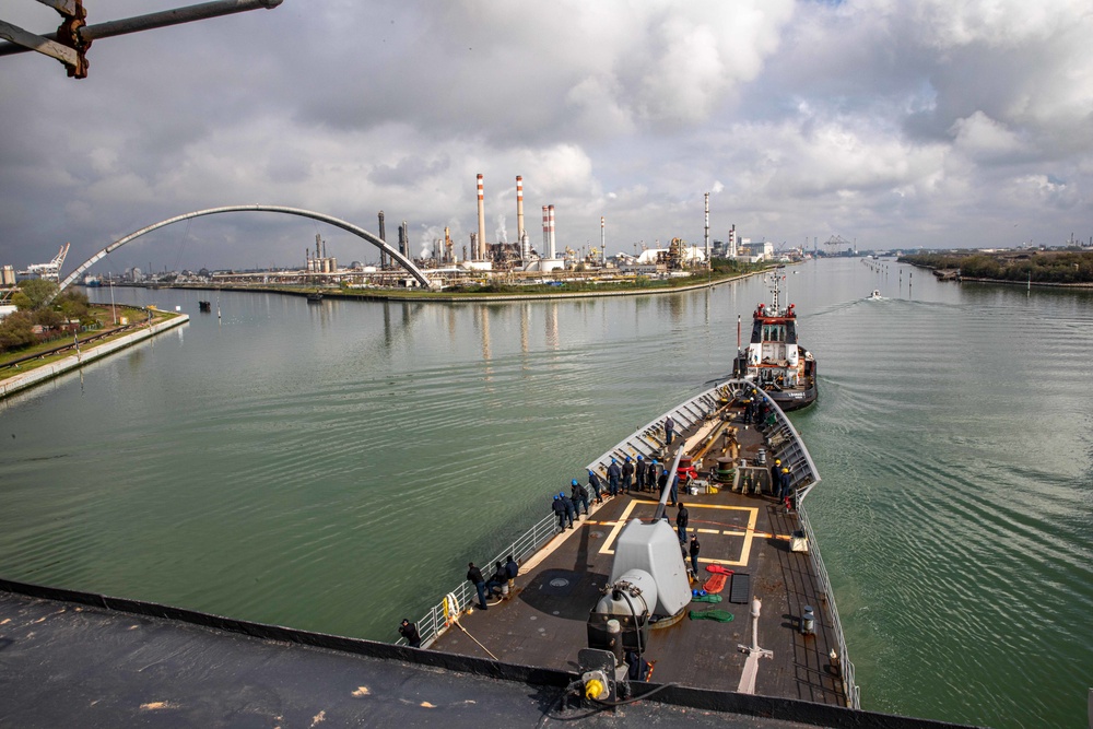 USS San Jacinto pulls into Porto di Marghera