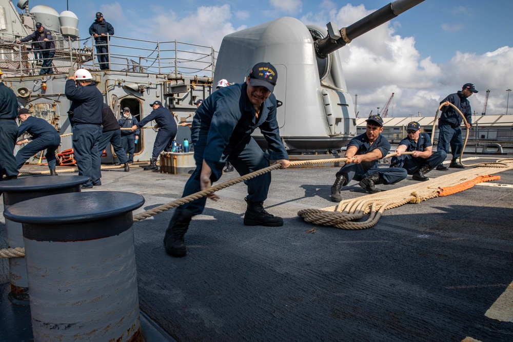 USS San Jacinto pulls into Porto di Margherra