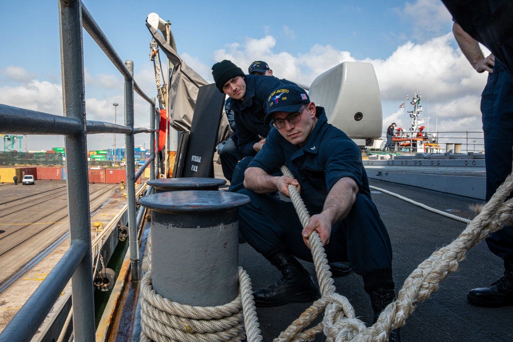 USS San Jacinto pulls into Porto di Margherra