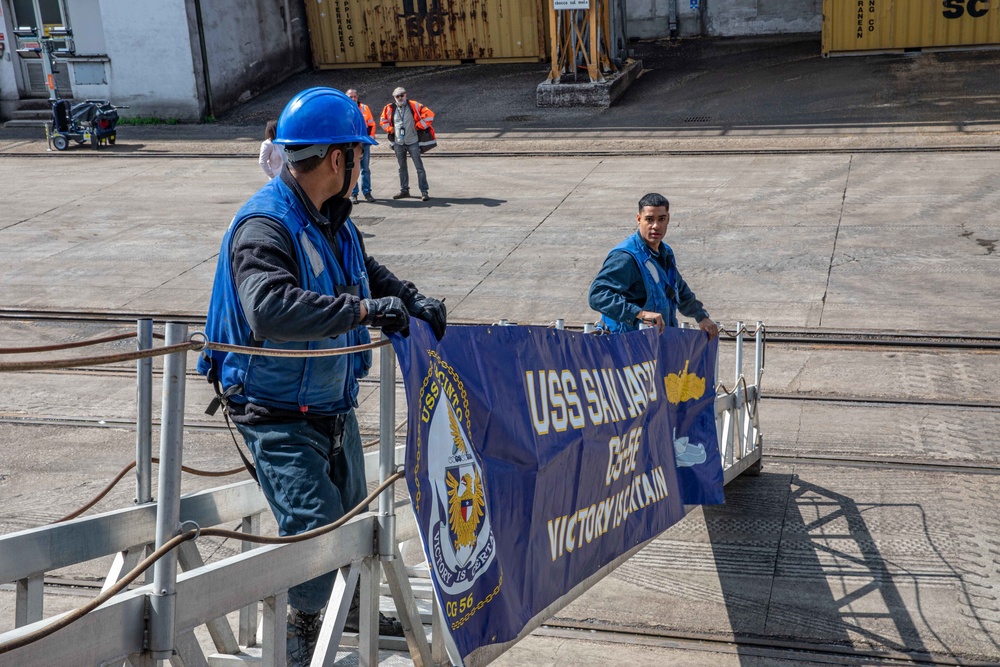 USS San Jacinto pulls into Porto di Margherra