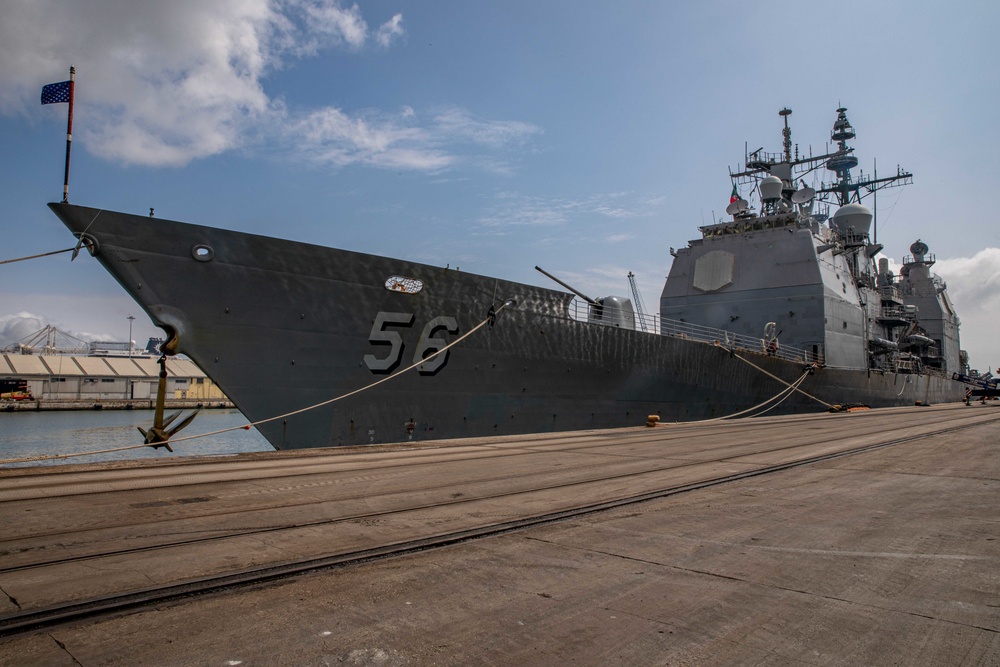 USS San Jacinto pulls into Porto di Margherra