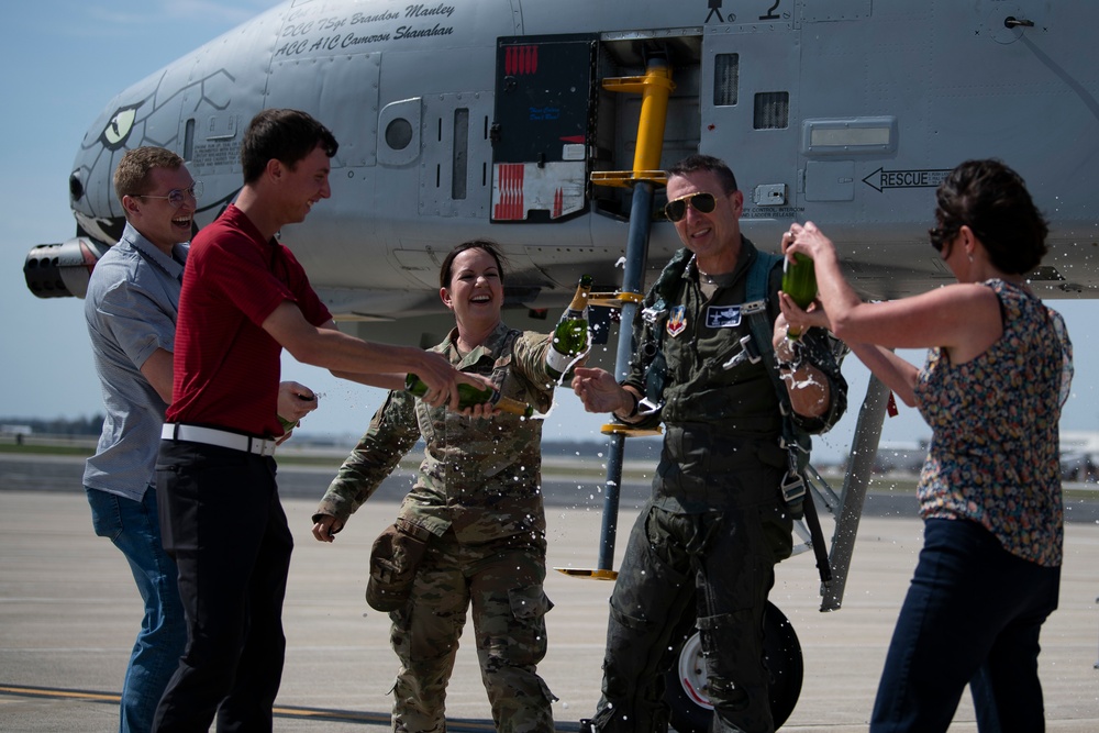 122nd Fighter Wing commander flies last military flight