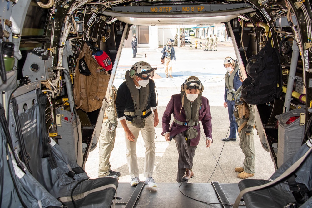 U.S. ambassador to Japan USS Abraham Lincoln (CVN-72) official visit