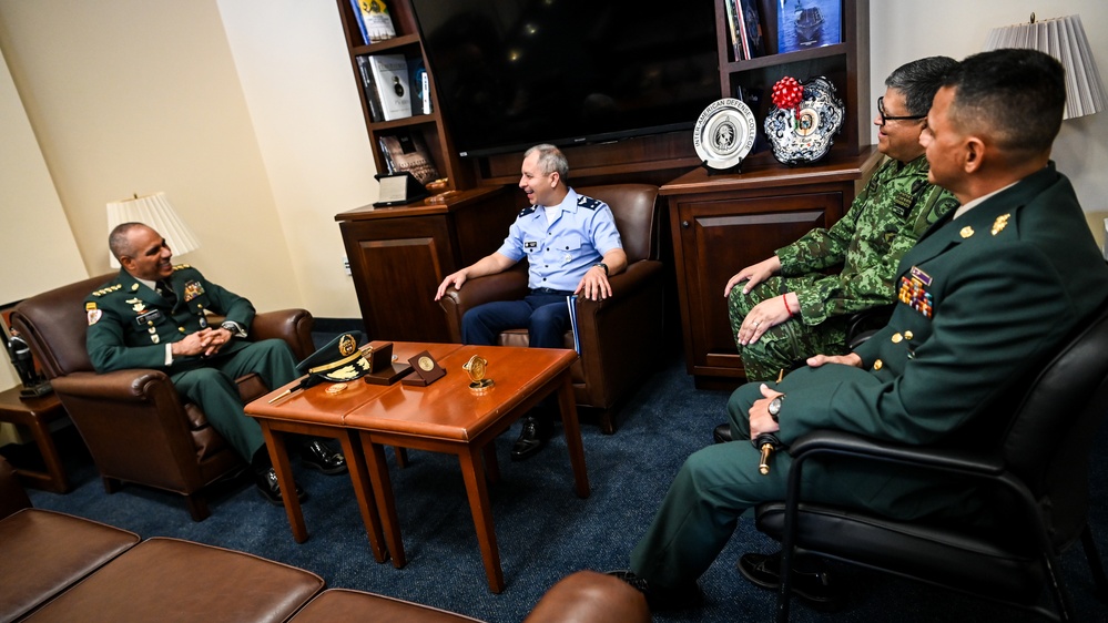 General Eduardo Enrique Zapateiro Altamiranda visits the IADC, Speaks to Students