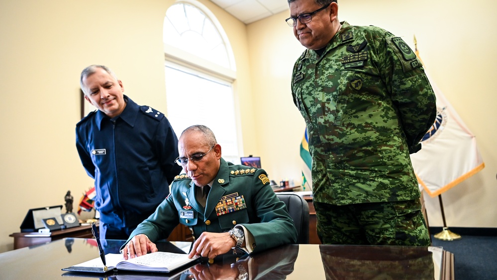 General Eduardo Enrique Zapateiro Altamiranda visits the IADC, Speaks to Students