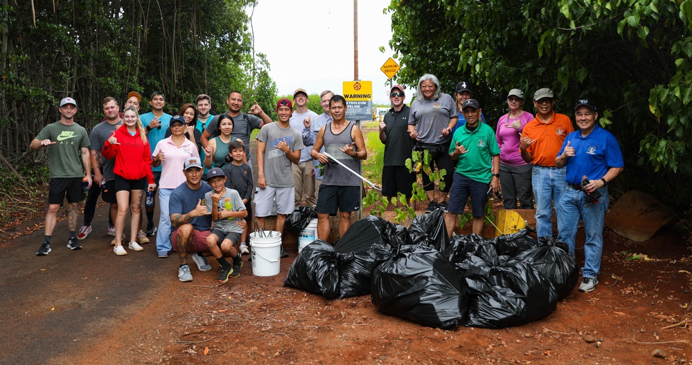 9th Mission Support Command and Sergeant Majors Pacific Association Partake in an Earth Day Clean Up