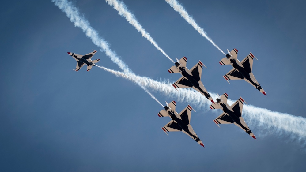 Thunderbirds train over El Centro