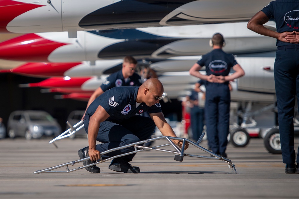 Thunderbirds train over El Centro