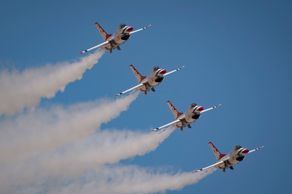 Thunderbirds train over El Centro