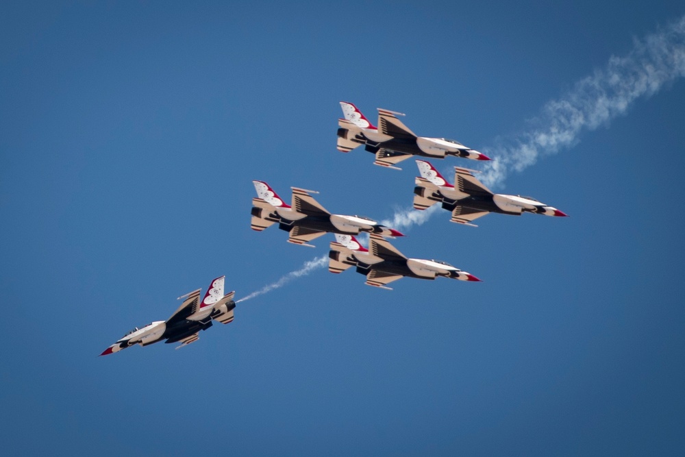 Thunderbirds train over El Centro