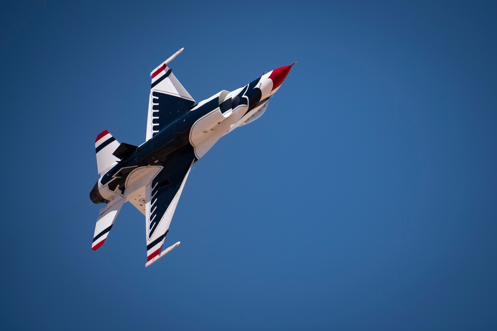 Thunderbirds train over El Centro