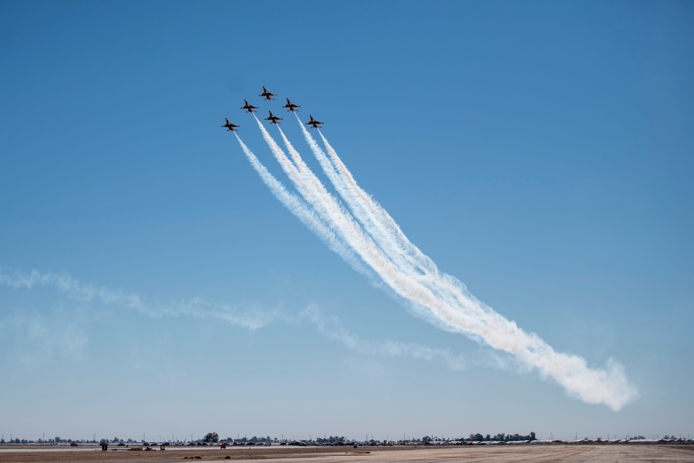 Thunderbirds train over El Centro