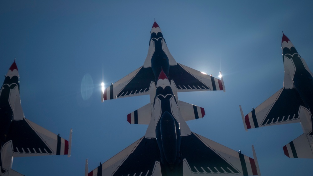 Thunderbirds train over El Centro