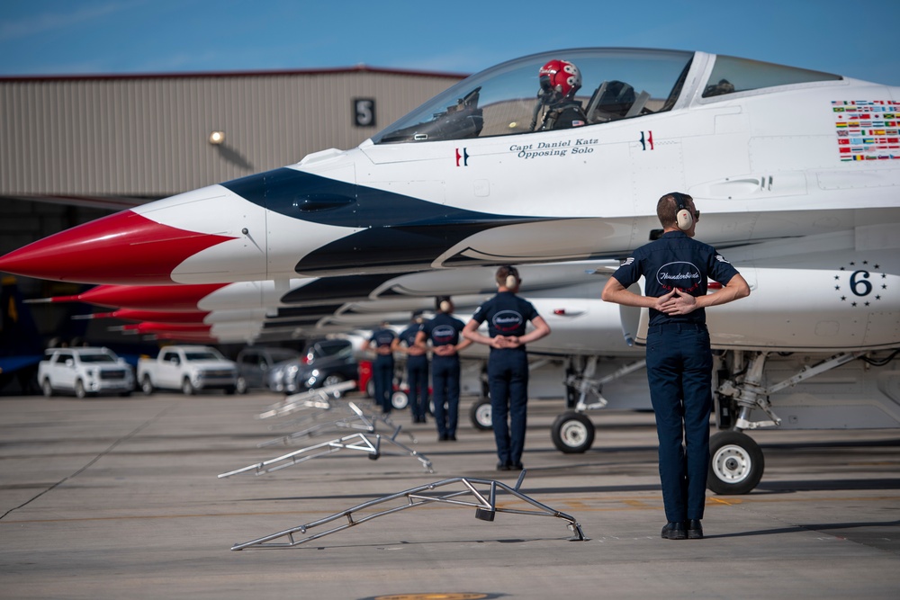 Thunderbirds train over El Centro