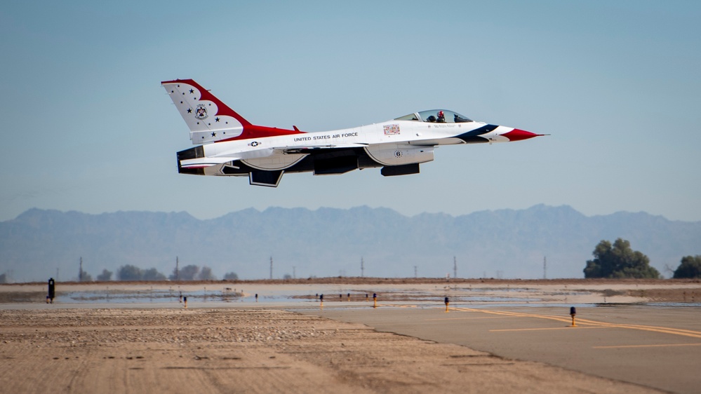 Thunderbirds train over El Centro