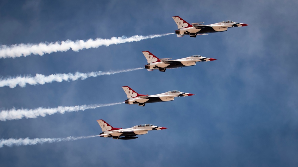 Thunderbirds train over El Centro