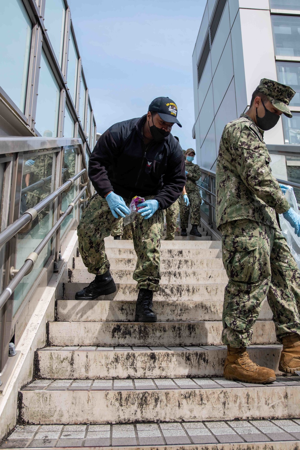 USS Ronald Reagan (CVN 76) Serves the Community