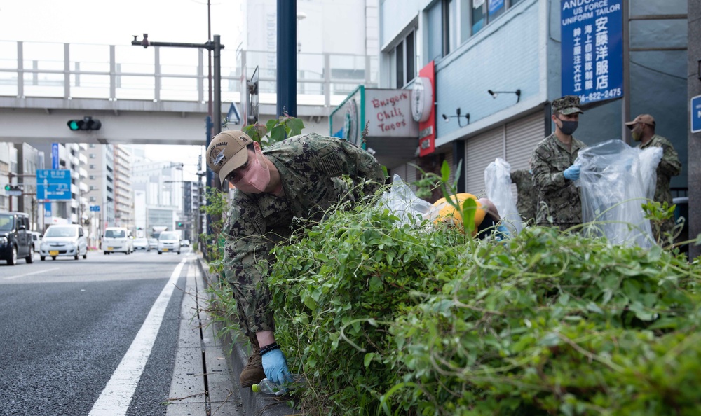 USS Ronald Reagan (CVN 76) Serves the Community