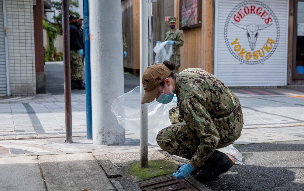 USS Ronald Reagan (CVN 76) Serves the Community