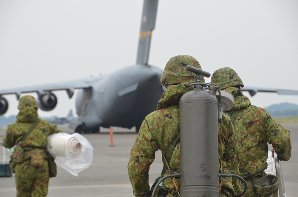 JGSDF personnel conduct joint CBRN study with Yokota Airmen