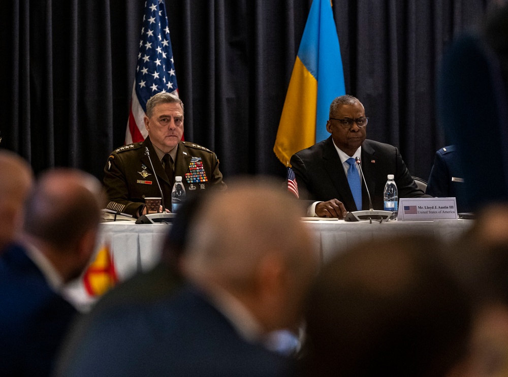 US Secretary of Defense meets with world leaders to discuss Ukraine crisis