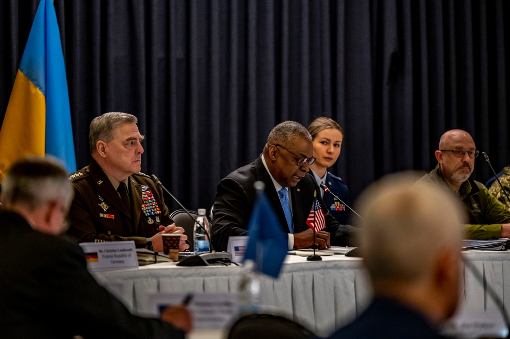 US Secretary of Defense meets with world leaders to discuss Ukraine crisis