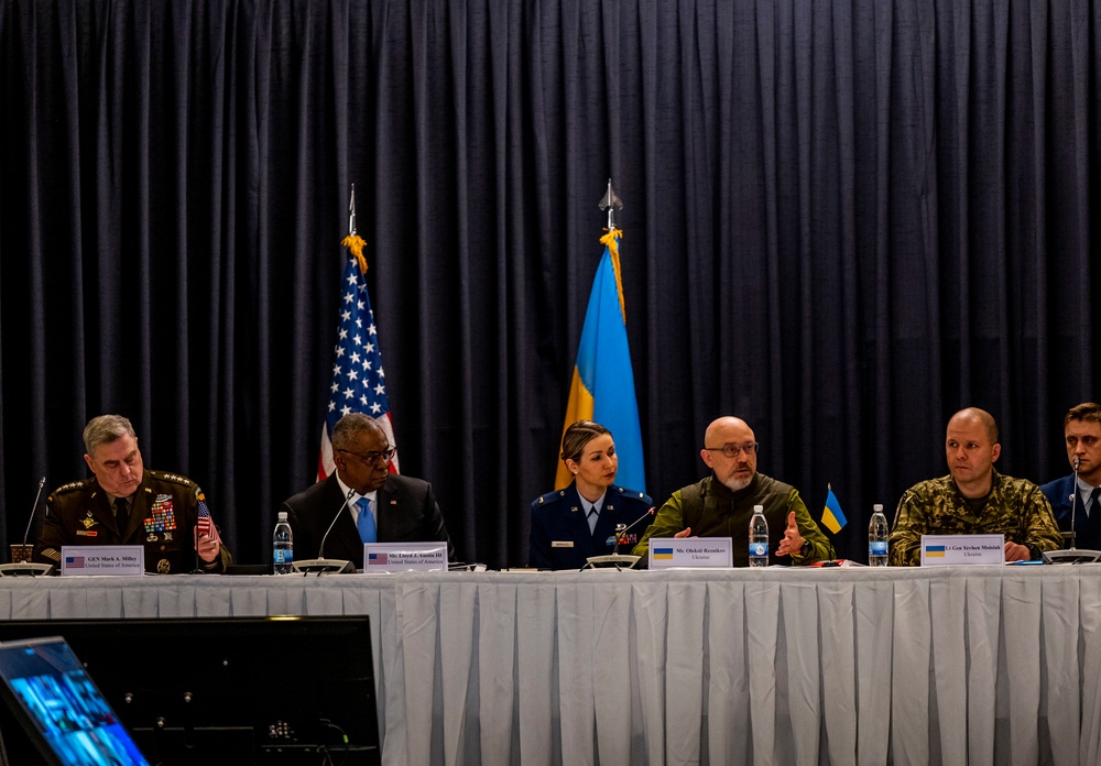 US Secretary of Defense meets with world leaders to discuss Ukraine crisis