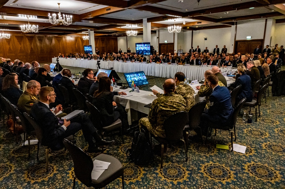 US Secretary of Defense meets with world leaders to discuss Ukraine crisis