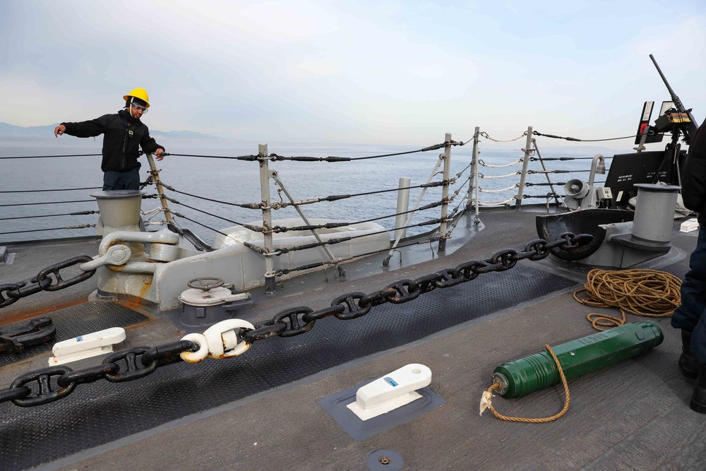 USS Ross anchors in Piraeus, Greece