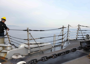USS Ross anchors in Piraeus, Greece