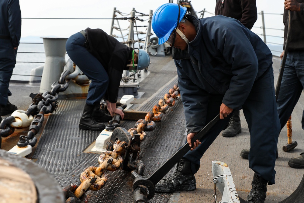 USS Ross anchors in Piraeus, Greece