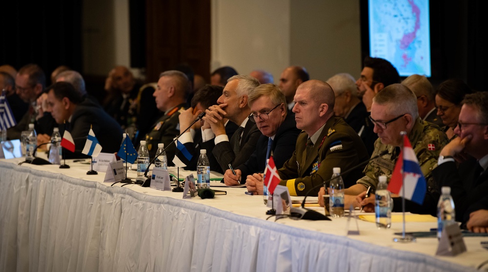 US Secretary of Defense meets with world leaders to discuss Ukraine crisis