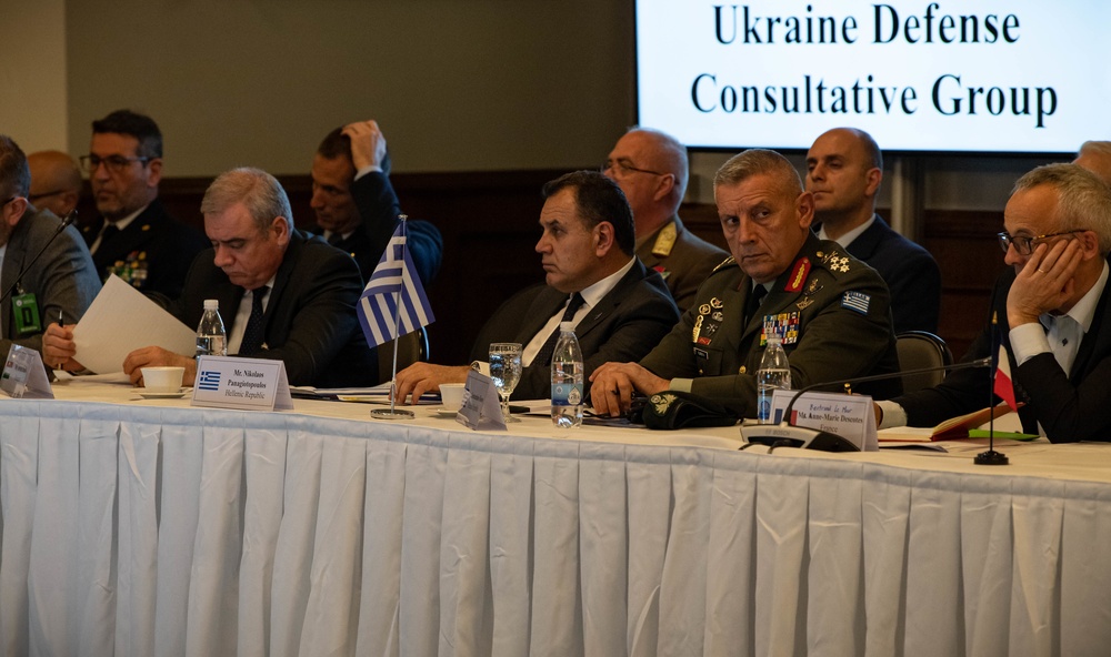 US Secretary of Defense meets with world leaders to discuss Ukraine crisis