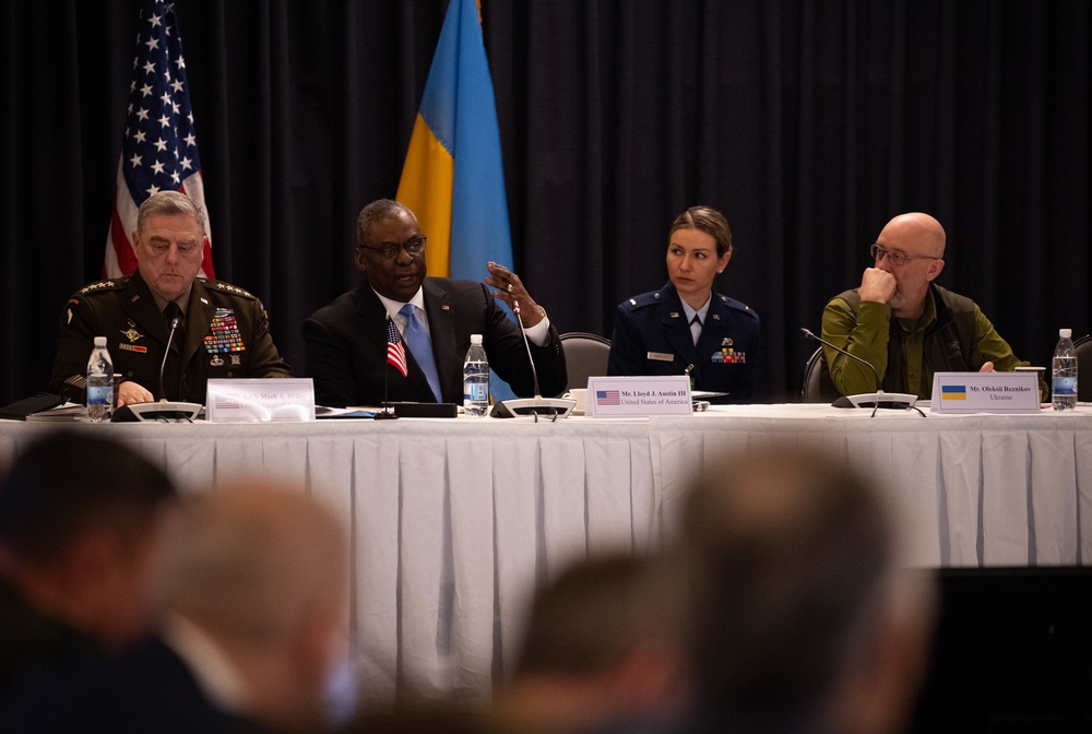 US Secretary of Defense meets with world leaders to discuss Ukraine crisis