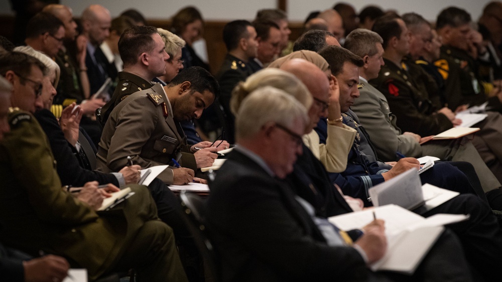 US Secretary of Defense meets with world leaders to discuss Ukraine crisis