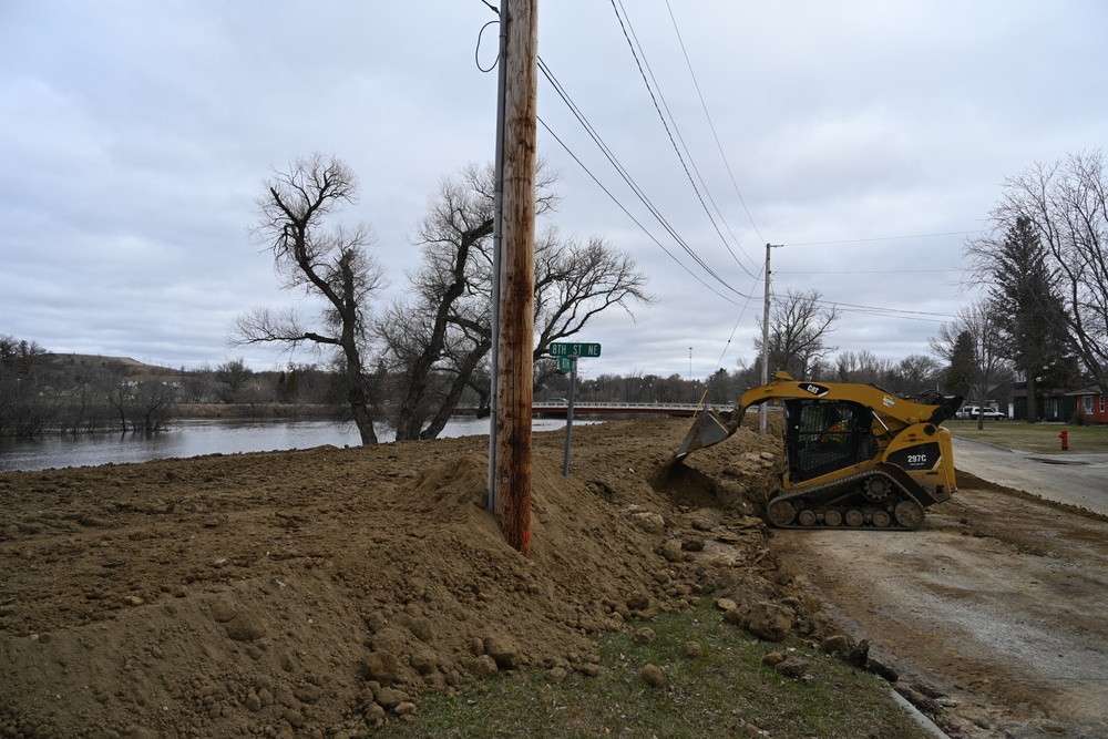 DVIDS Images UCorps of Engineers builds temporary levees in Valley